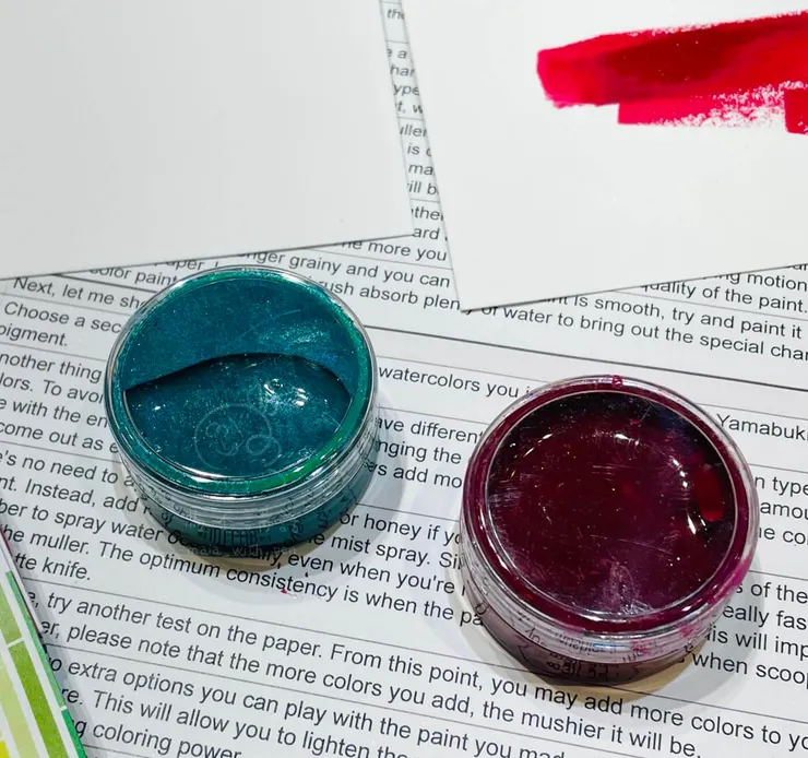 我調出的兩小罐水彩顏料，畫面上方是試色的紙張