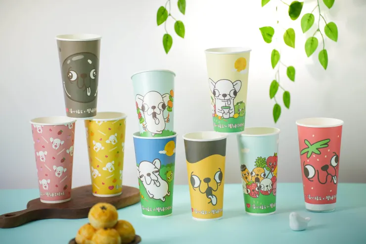 圖說：變種吉娃娃大膽化身水果、配料，以及「吉佬頭海」占據整個杯身，魔性的畫面感十足。（資料來源：清心福全）