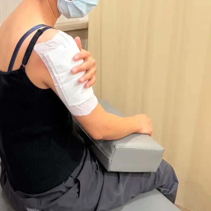 ▲出針 ，結束療程後貼上草藥膏，加強舒緩。