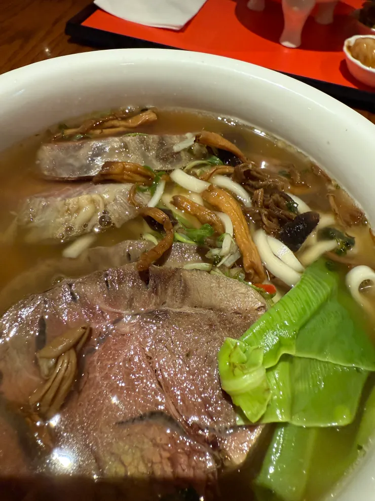 又大又厚的牛肉塊,有看到裡面的菇嗎?