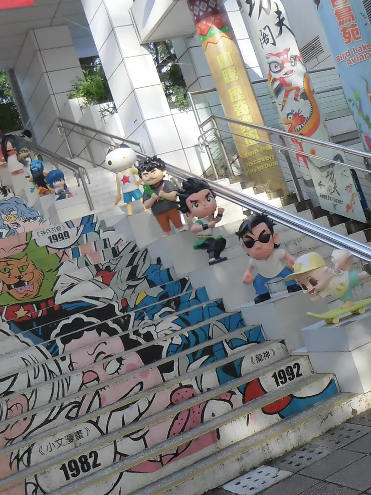 說起香港，一定少不得「功夫」，原來以前很多外國人都以為全部香港人都懂得打功夫！但現在不知還有沒有這種印象。這個功夫小子很有名，但因為不合我的口味所以我說不出，去問問男生一定知道！