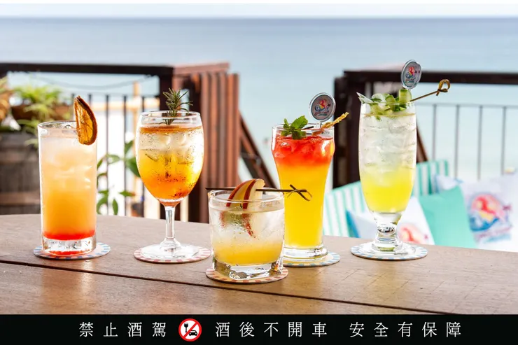 圖6:小灣酒吧期間限定菜單,從酥炸鮭魚主餐到沁涼果香飲品、風格調酒到造型冰棒,將夏日風味轉化為兼具風格與感官的餐飲體驗。圖/墾丁凱撒提供