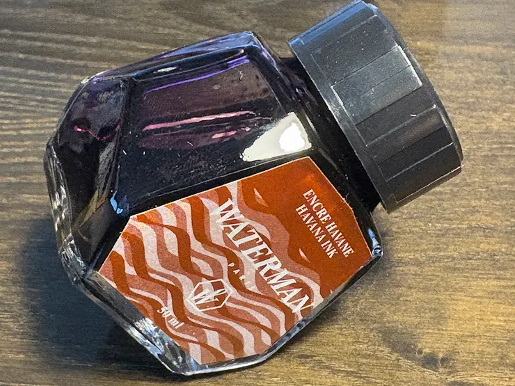 頃置瓶身的集墨設計。