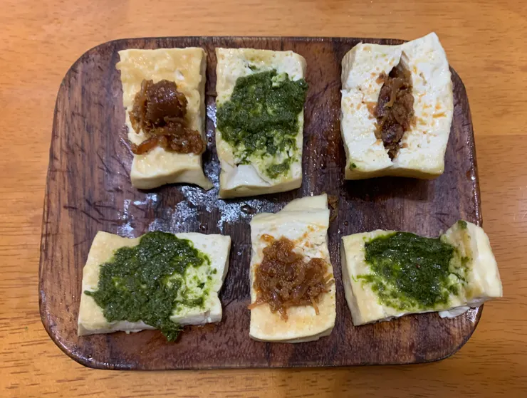 切成厚跟薄片煎豆腐，入餡與上面放餡料