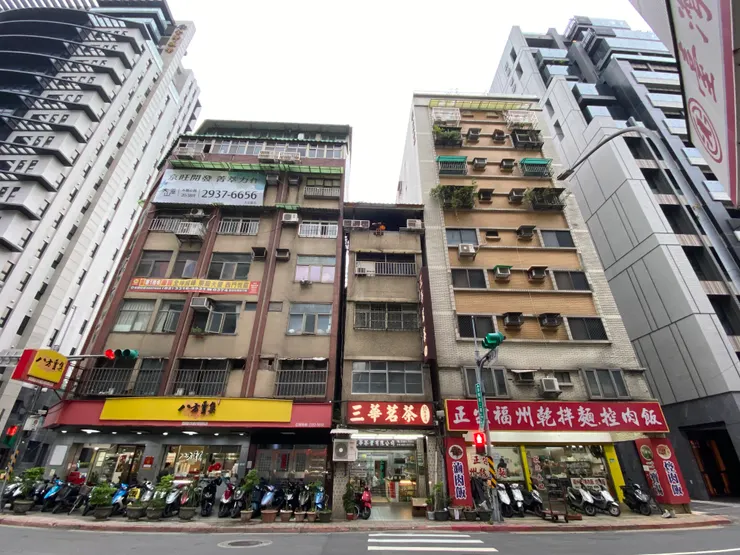 大禾邸家-「房子」四周深陷高樓之中， 採光不良、通風不順， 長期居住可能導致健康欠佳，且事業和財運難以提升，生活中不順的情況接連不斷。