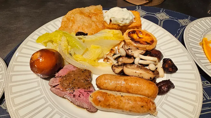 澳門康萊德酒店的早餐居然可以吃到牛排和葡式蛋塔耶!超讚!