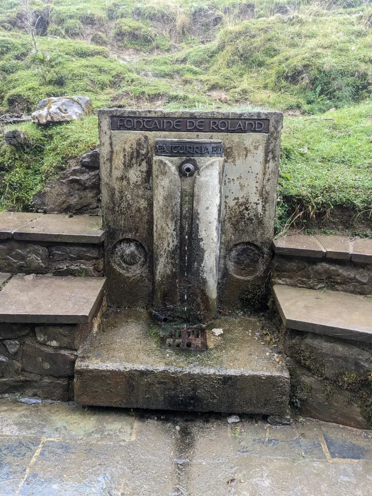 這裡可以看到扇形貝殼的標誌,就在噴泉左下方。