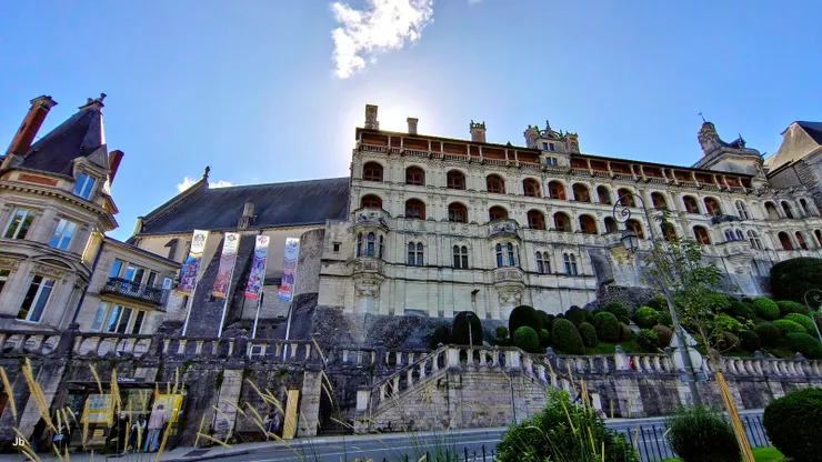 【從奧古斯丁花園可仰望它的偉壯！布盧瓦城堡一側，為法蘭索瓦一世所建的文藝復興式。】