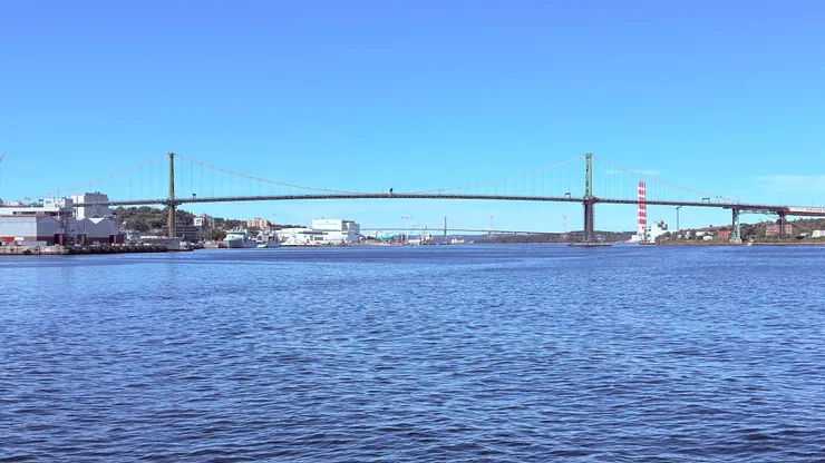 或是開車靠麥克唐納橋連接交通