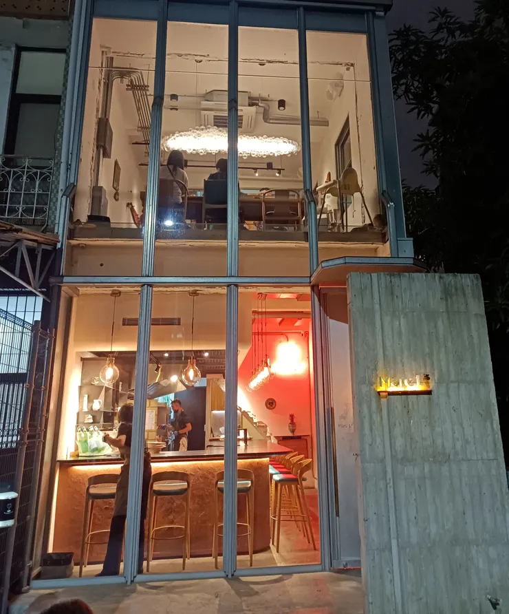 整棟透明的餐廳.晚上看起來是不是有點像酒吧...座位真的不多!