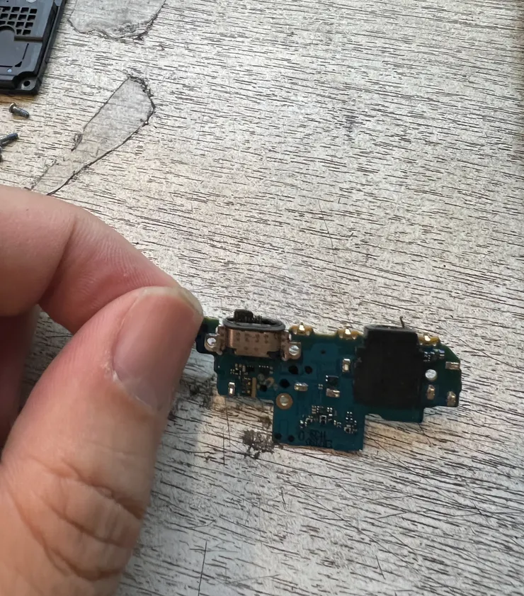 三星A52充電孔燒毀 滿可怕的