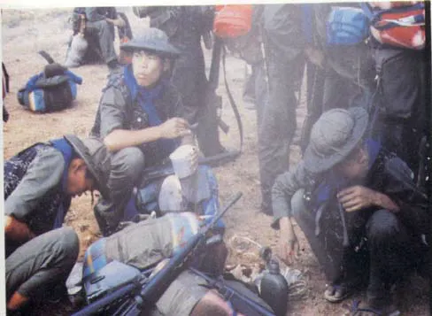 泰北志願自衛隊凱旋歸來才有水喝、有東西吃。翻攝自覃怡輝著《金三角國軍血淚史》