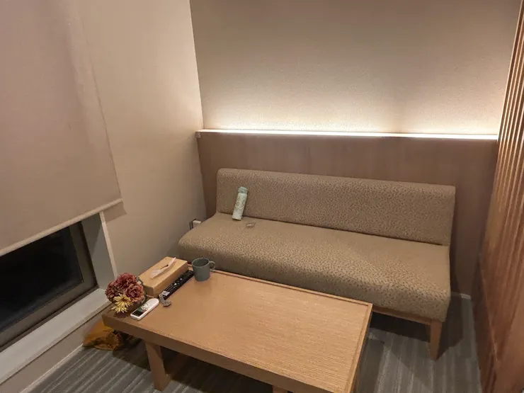 原本有兩把沙發椅,另外一把沙發椅背我們搬到梳妝台前