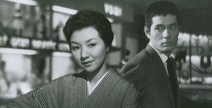 圭子（高峰秀子飾）與小松（仲代達矢飾）