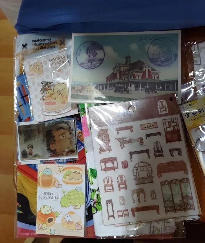 未包裝前的散落禮品，準備寄送這份筆者去各處都能想起對方的思念！