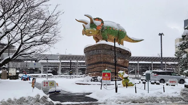 車站東口披著雪衣的三角龍