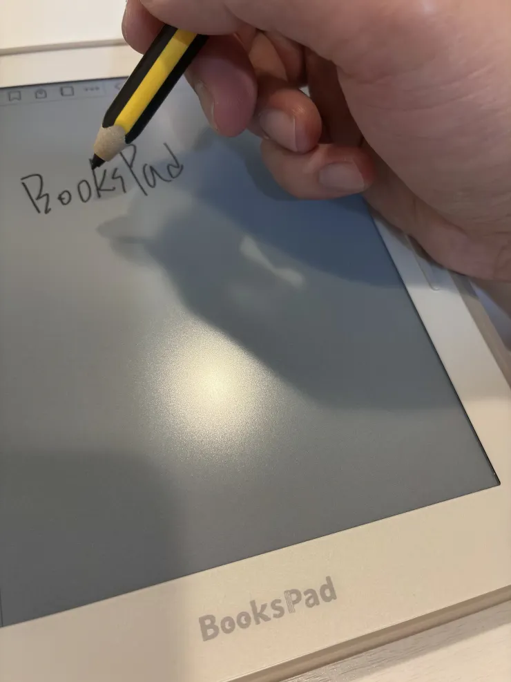 BooksPad 的突出按鍵容易在書寫時造成阻礙
