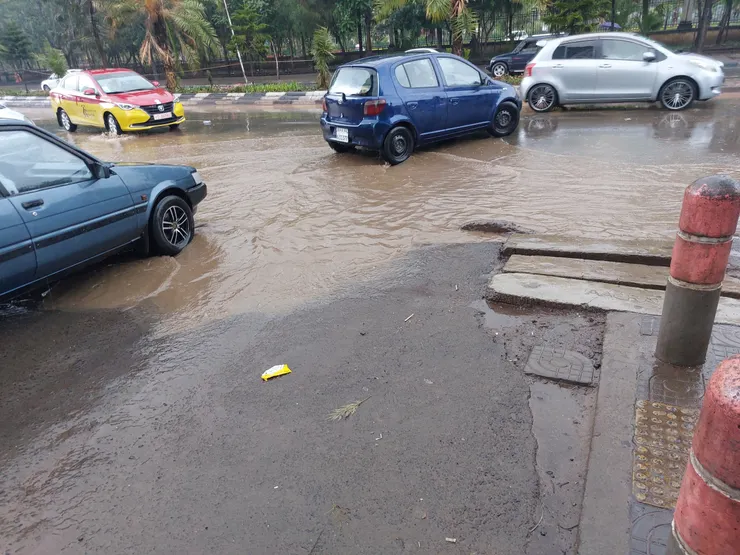 雨季道路時常有積水，積水內可能有深度不一的坑洞 \ 筆者攝於Cameroon St, Bole, Addis Ababa
