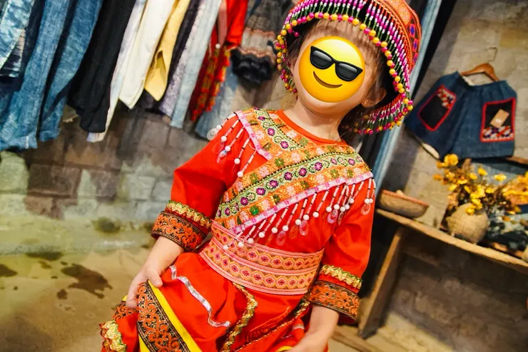 小孩的傳統服飾穿起來叮叮噹噹的非常可愛