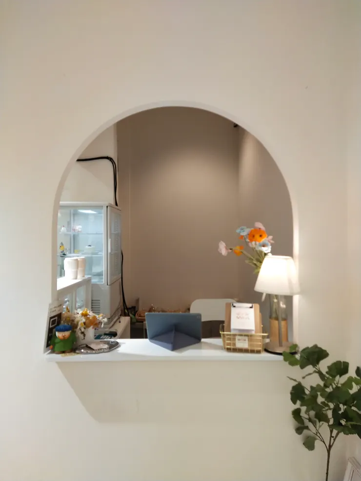 圓弧造型的點餐櫃檯