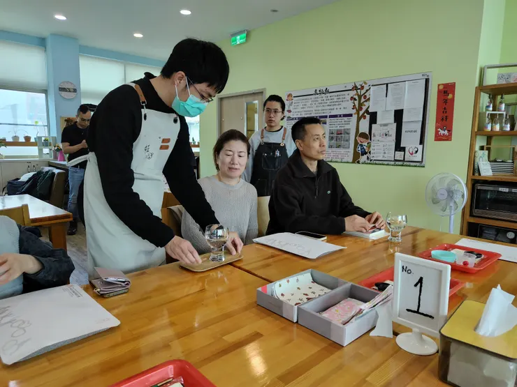 「一二熊咖啡廳」為遠到的訪客開張。