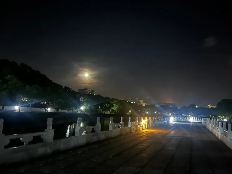 湖中的石橋，晚上的夜景