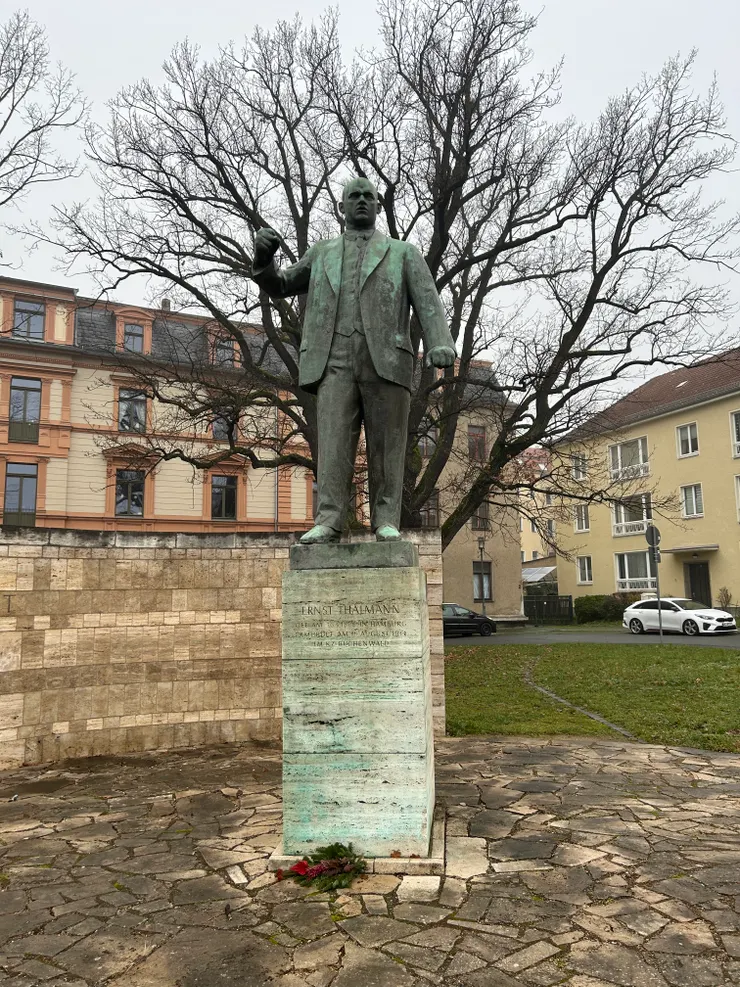 在威瑪有台爾曼的紀念像