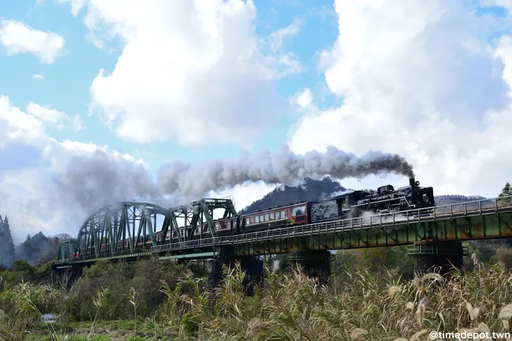 SL磐越物語號拖著長長的煙穿過由多種桁架組成的深戶橋