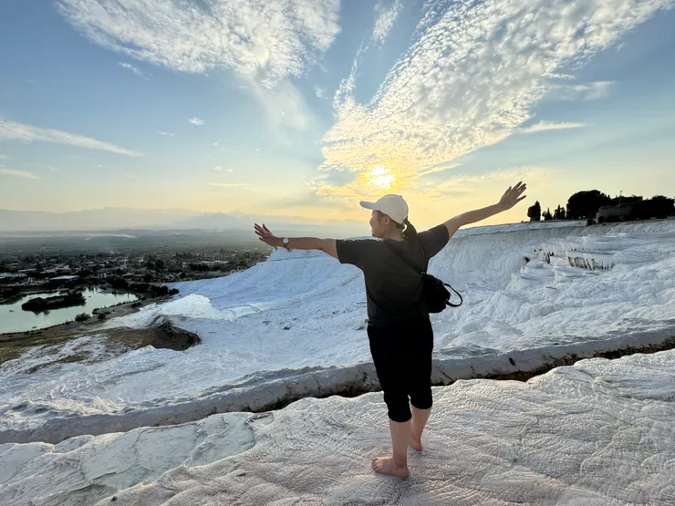 赤腳走在土耳其的棉堡 (credit to: Yuni Guo)