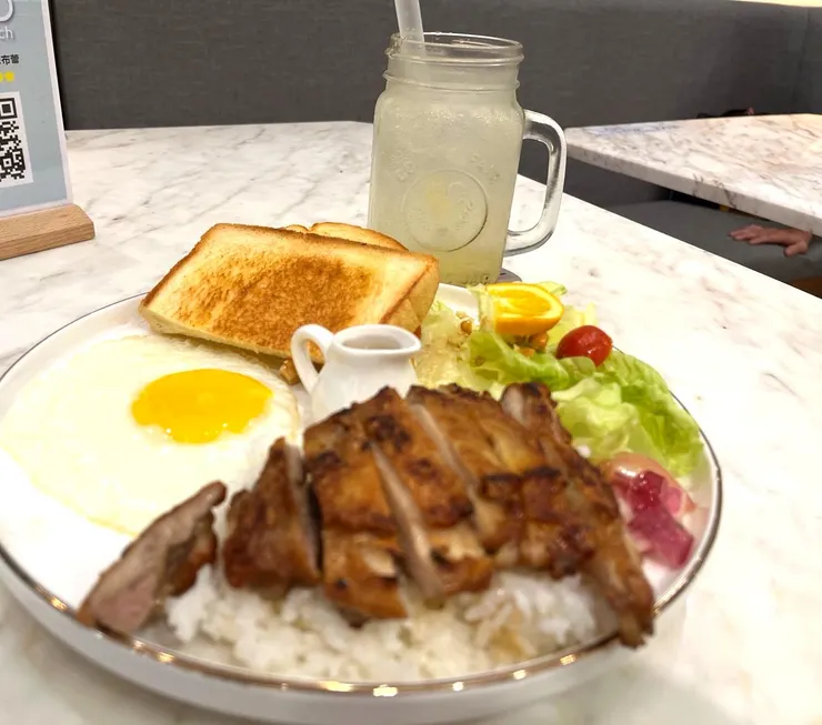 游完泳的獎勵時刻—香噴噴的烤雞腿飯配上冰涼的蘋果氣泡飲。每一口都像在對自己說：「今天的努力，值得滿格幸福。」