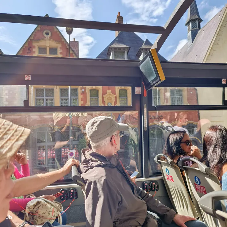 【大巴路線三人一狗已多半踩過 居高臨下新視角拍照也無忌憚】