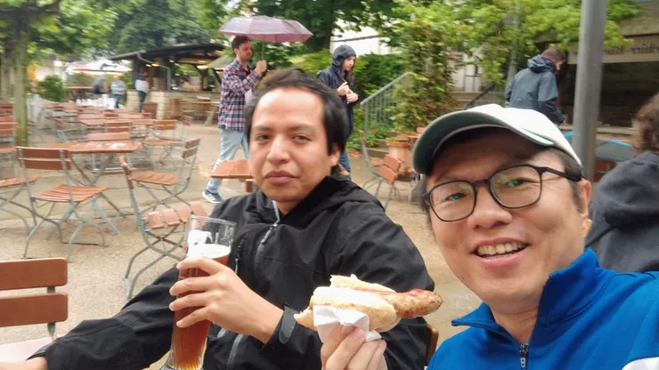 來自墨西哥的同學與麵包夾德式香腸