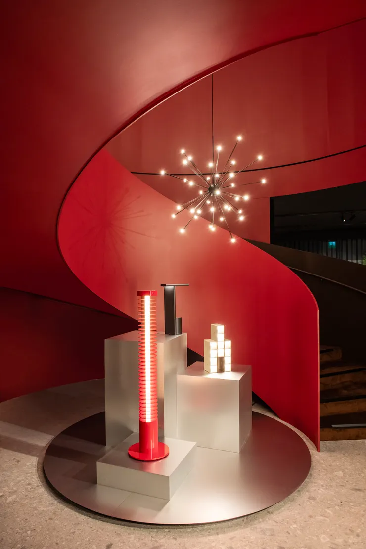 旗艦店内展示的新燈具系列。ph：Simone Barberis