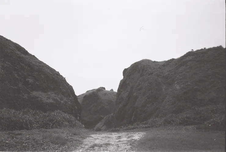 綠島十三中隊,自前輩們的長眠之處看出去的景象。/影像提供:黃曦