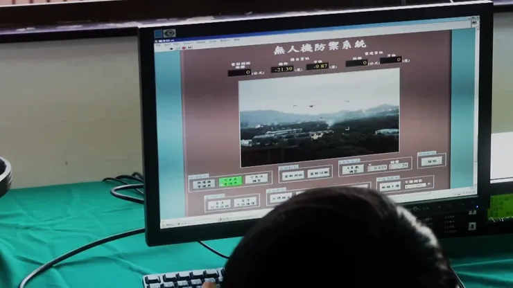 中科院推出的遙控無人機防禦系統。結合電波干擾、攔截型無人機發射捕捉網兩種方式對抗中小型無人機。圖／中科院Youtube頻道