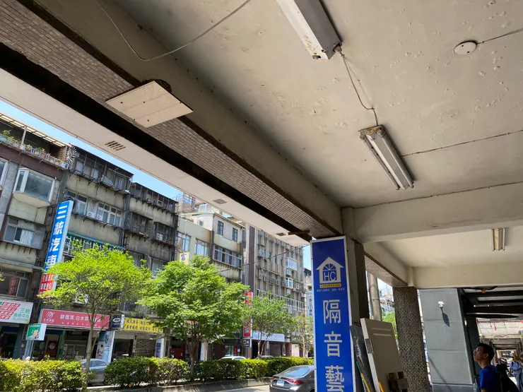 興隆路一段的騎樓屋頂邊緣，有家燕築巢，那是燕子對河流的記憶