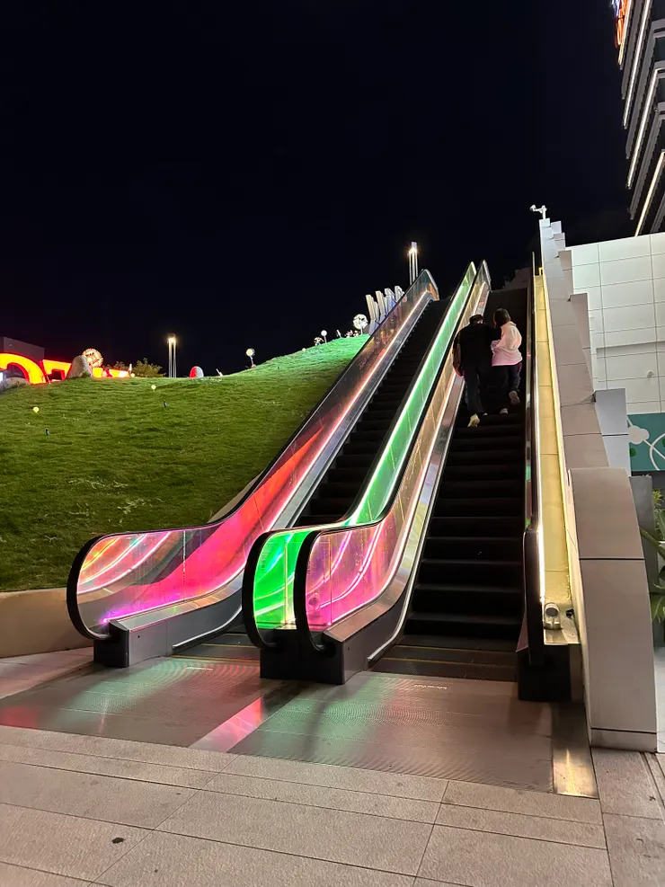 飯店旁的手扶梯