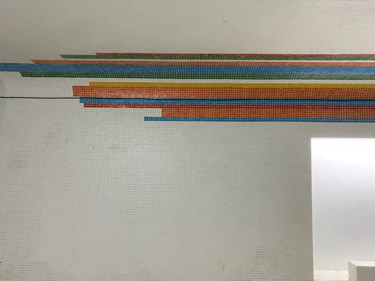 色帶的尾端以不規則方式處理，充滿動感與變化