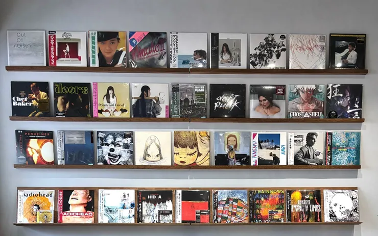 爛調唱片3.0一樓兩側設有唱片陳列架，可以完整地看到唱片封面。（攝影／minimal）