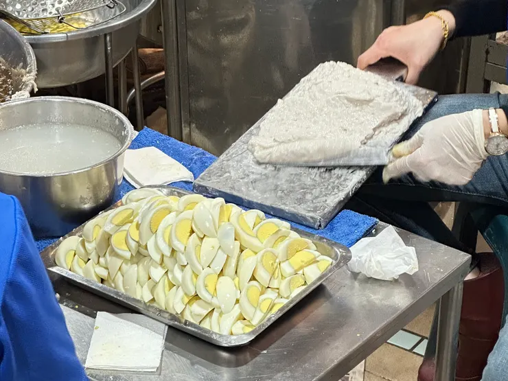 排隊時可以看著工作人員製作旗魚黑輪