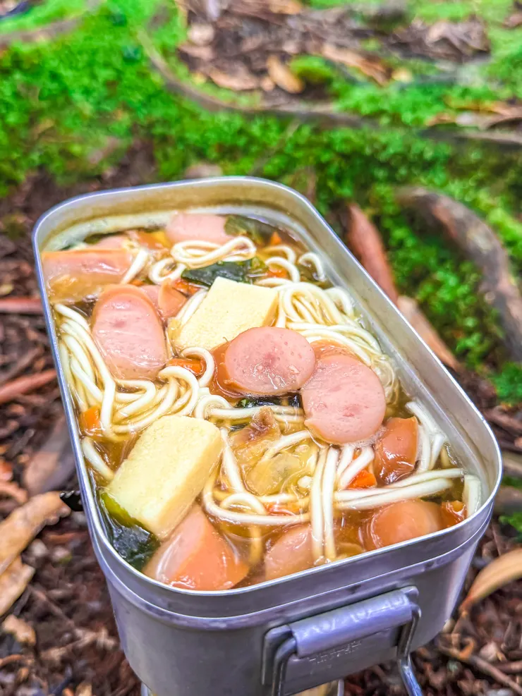 陰涼的溼冷的天氣吃熱騰騰的湯麵最對味了！ 《乾燥蔬菜+乾燥豆腐+熱狗+韓國小湯塊=好吃的湯麵》