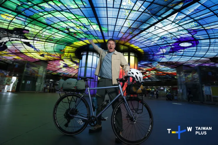 尼爾斯歐勒於高雄捷運美麗島站光之穹頂留影