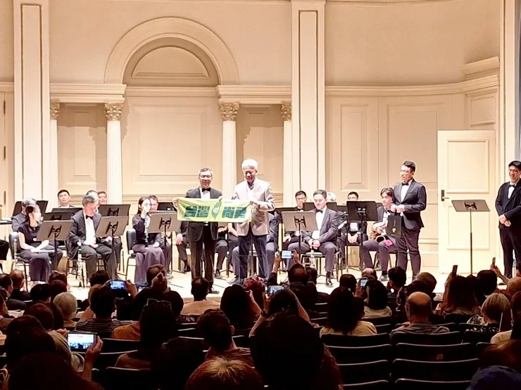 團長孟義超致贈台灣尚勇給李志強大使