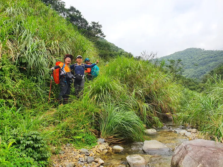 接上山徑緩步爬升至鞍部越嶺點
