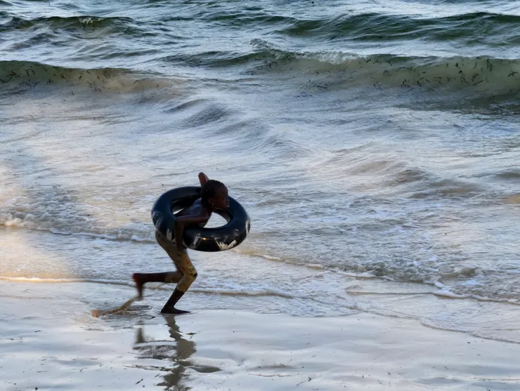 蒙巴薩海邊戲水的男孩。