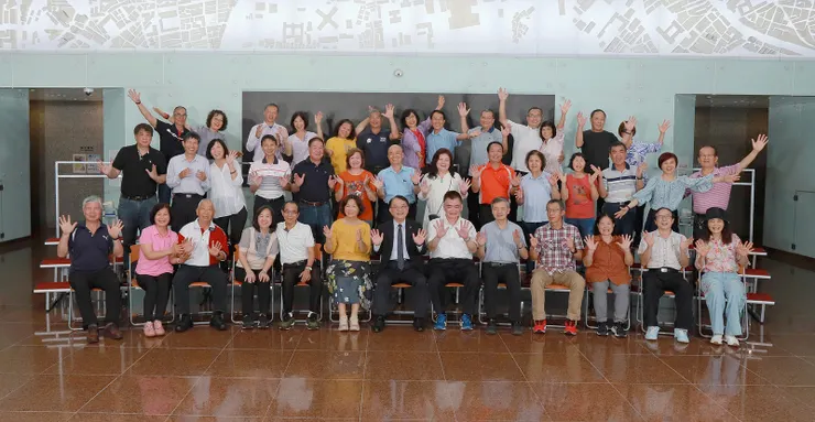 【畢業合照排列經過預先綢繆 人來人去每月一回已熟極而流 無論借佔哪個位子時到都得歸還】