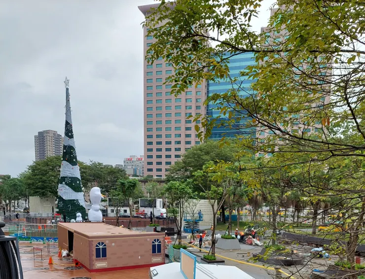 新北市府的竹筍,正在施作府中雙城人行空間的改善工程。