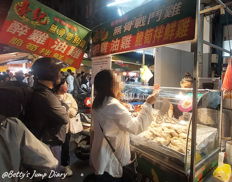 ▲桃園觀光夜市-豪紀無骨戰鬥雞/圖片來源：Betty's Jump Diary