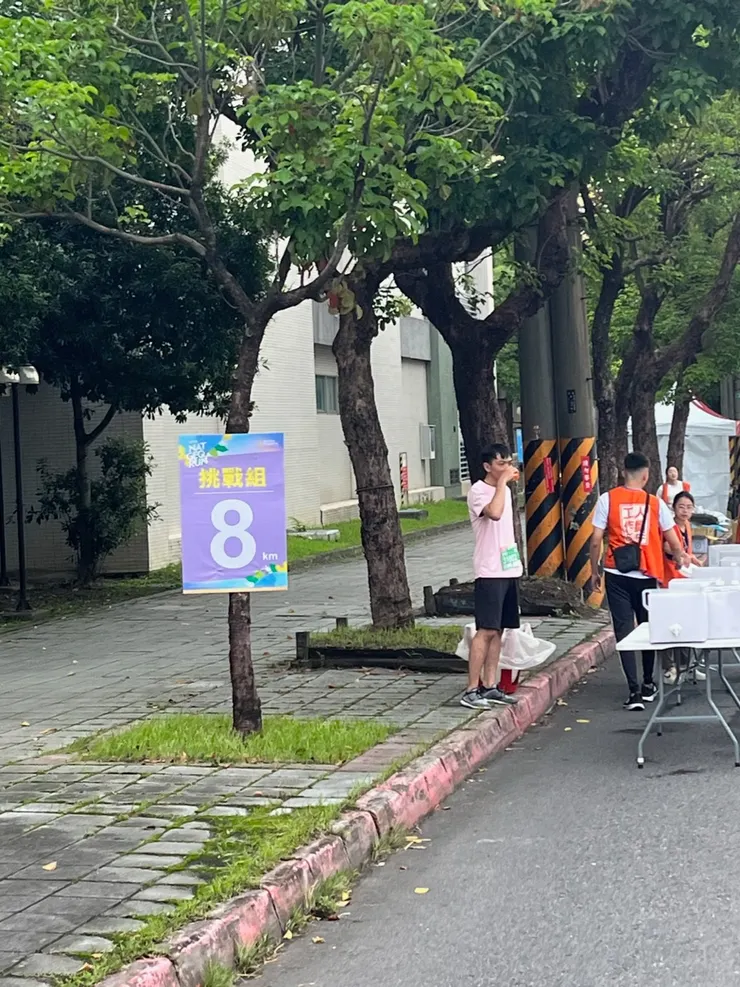 旁邊有很高檔的補給，我都快吐了完全沒興趣。