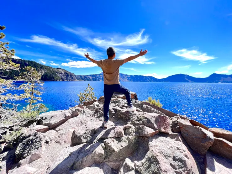 作者伸開雙手擁抱火山湖 里維拍攝